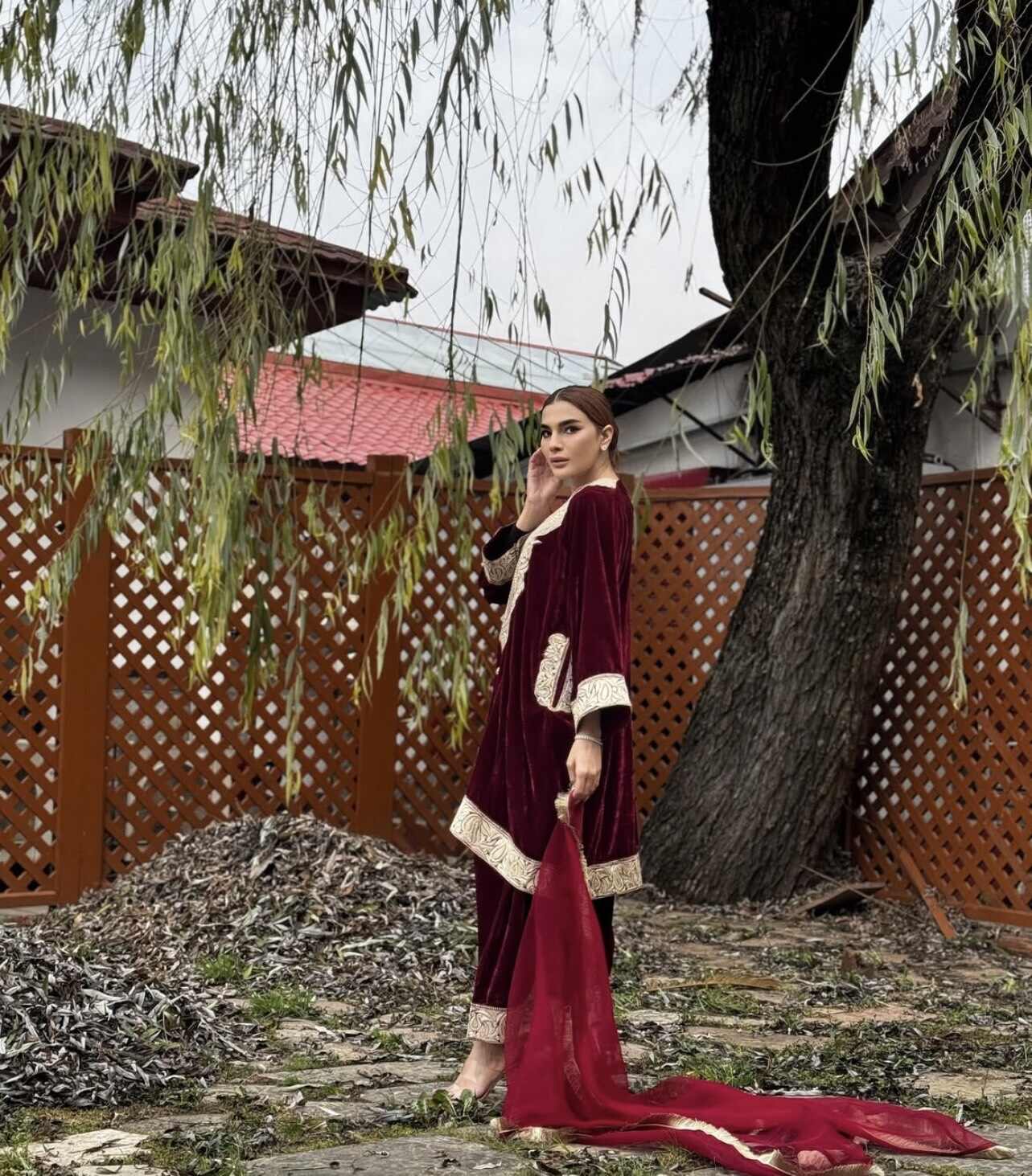 Maroon Tilla Embroidered Pheran Salwar Organza Dupatta